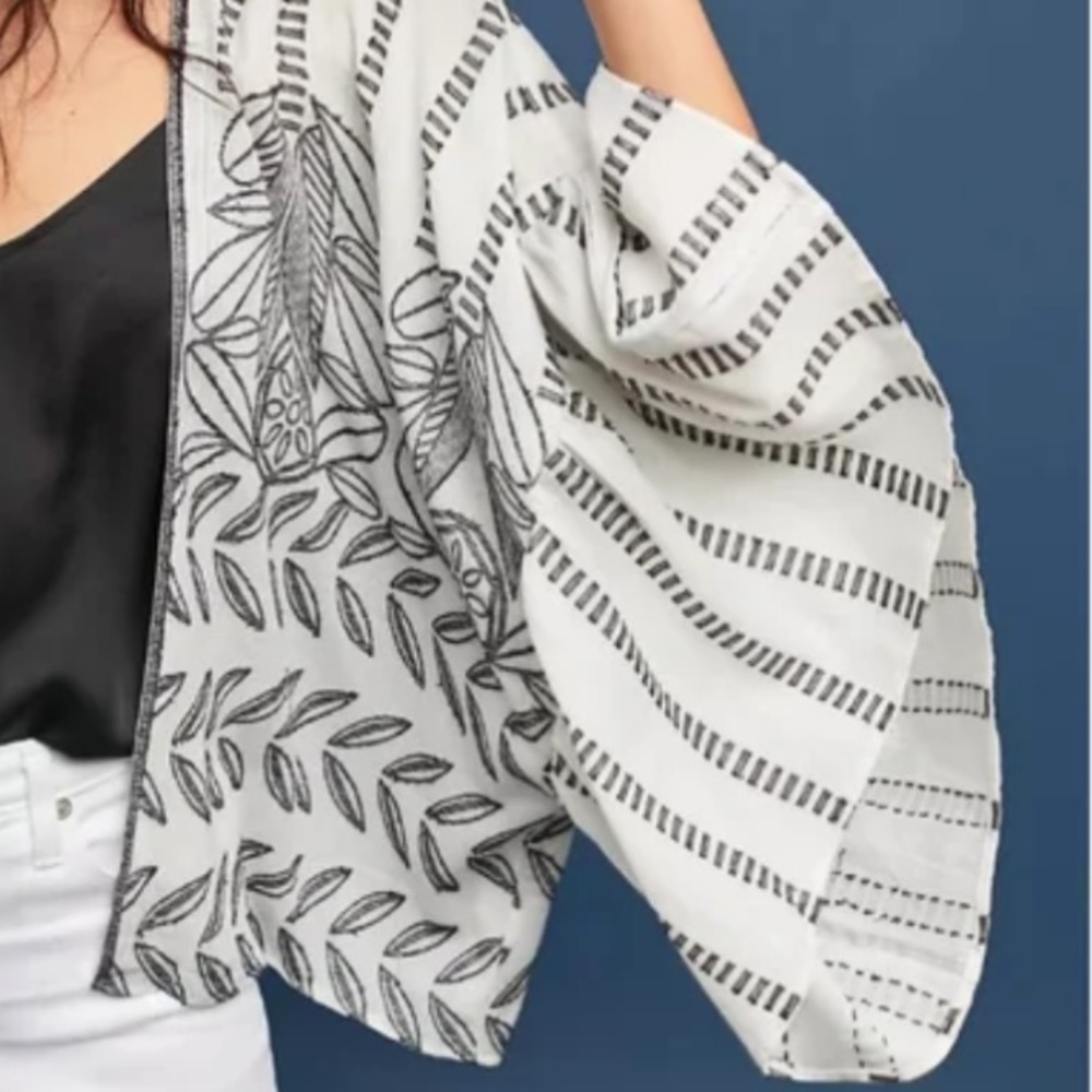 AKEMI + KIN Size OS
Anthropologie ANNABELLA
Floral Embroidery Kimono
Bell Sleeve - Picture 3 of 8
